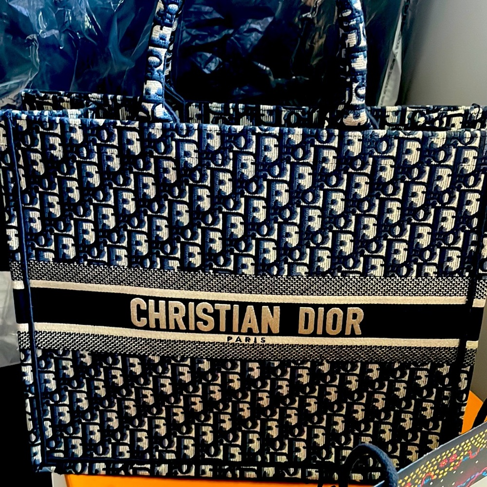 Large CD bag. Comes with dust bag.